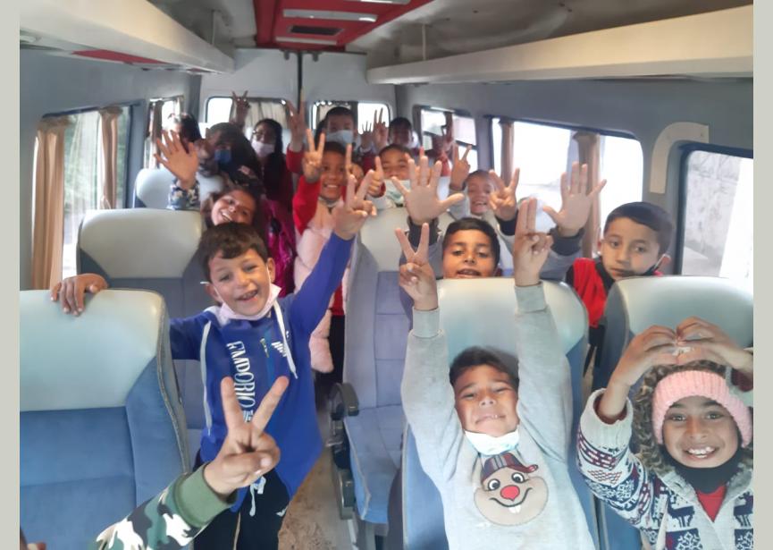Roma kinderen op schoolbus